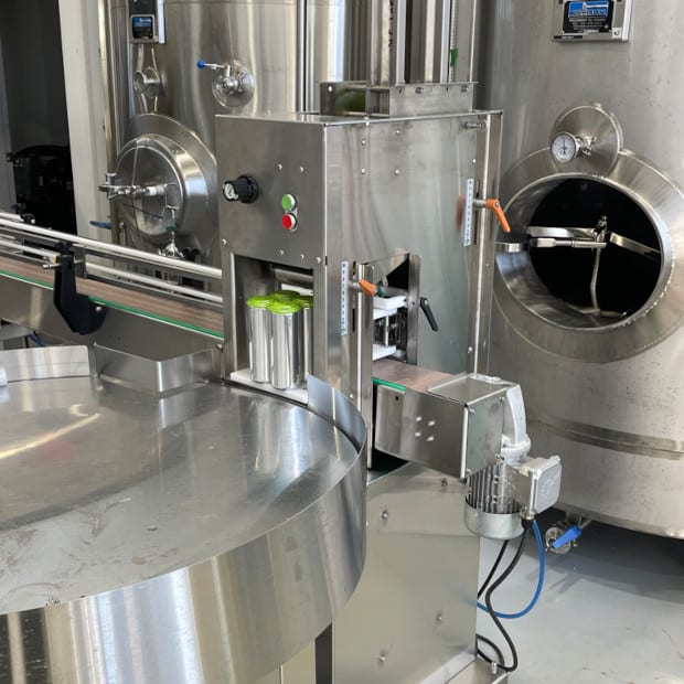 Can Handle Applicator for beverage canning