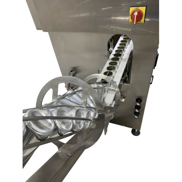 Twist rinse chute feeding the canning machine with cans